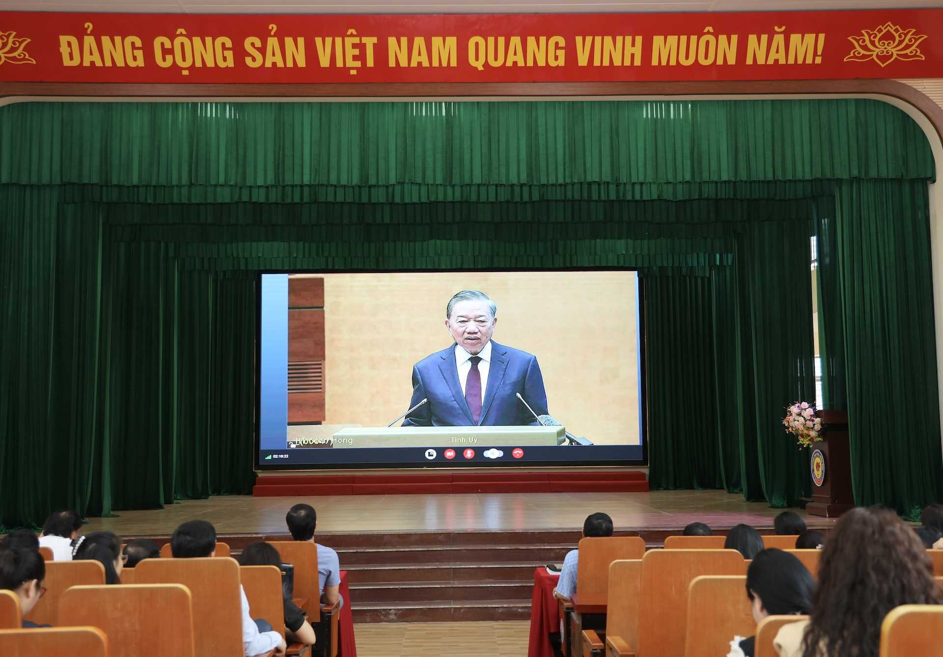 Trường Đại học Hồng Đức tham dự Hội nghị toàn quốc nghiên cứu, học tập, quán triệt và triển khai thực hiện Nghị quyết Hội nghị lần thứ tư Ban Chấp hành Trung ương Đảng khóa XIV